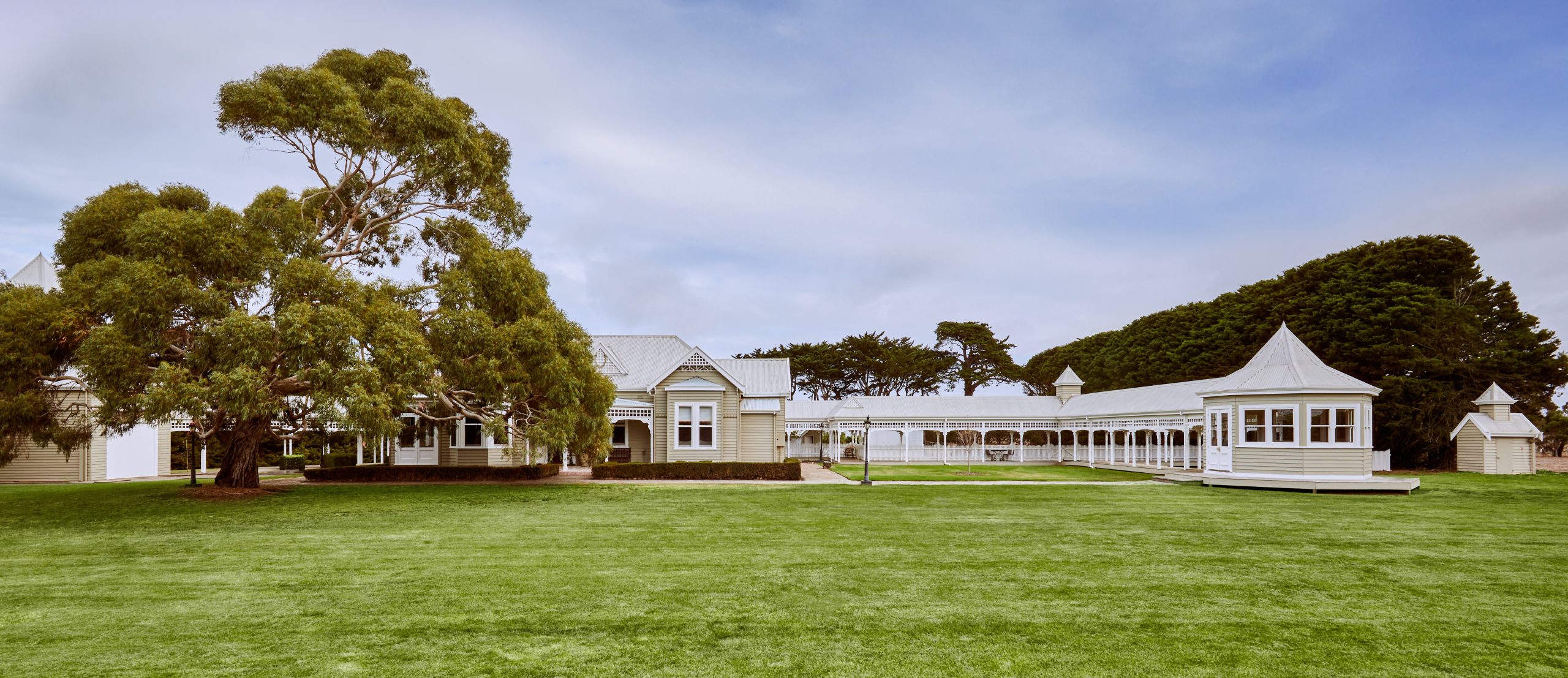 Panoramic View Of The Tullynagee Homestead Estate In Warrnambool, Featuring The Main House, Sweeping Covered Walkways, And Garden Pavilion.